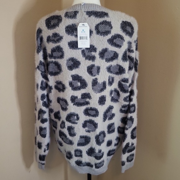 NWT Adorable Leopard Sweater - Picture 2 of 2